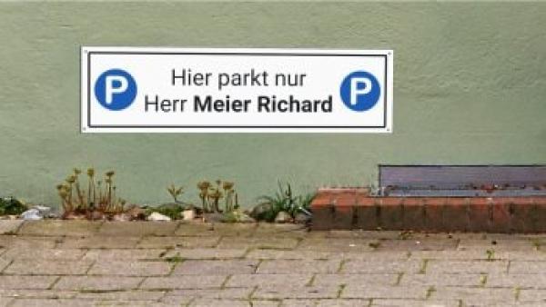 Parkplatzschild an Hausmauer